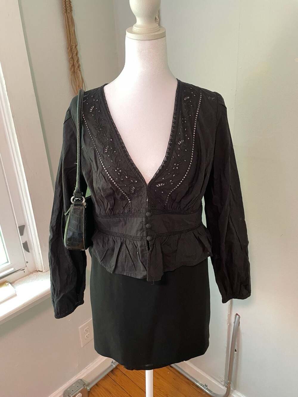 American Eagle Cropped Lightweight V-Neck Blouse Size M